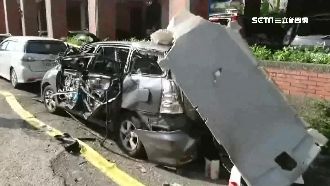 疑車內抽菸釀氣爆　玻璃遭噴飛30m