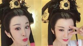 潘迎紫披古裝曬自拍。（合成圖／翻攝自潘迎紫微博）