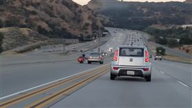 機騎士大力金剛腿　國道出腳「踹飛」兩車（圖／翻攝自YouTube） 