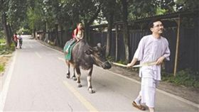 四川騎牛上學男童與爸爸李里（圖／翻攝自成都商報）