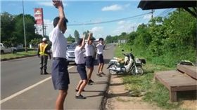 警察,安全帽,開合跳,懲罰,罰款,泰國,Maha Sarakham,Nares Srikun　圖／翻攝自臉書