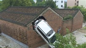 廣東祠堂被車「射」穿(圖/翻攝自梨視頻)