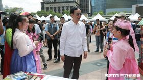 新北市長朱立倫24日出席「地球村大考驗」原住民族暨國際多元文化闖關活動 新北市府提供