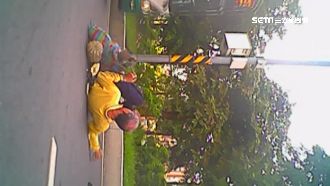 老翁違規闖馬路　挨撞還罵騎士你不對