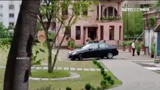 百萬車闖「古蹟」　亂轉毀人行道石板