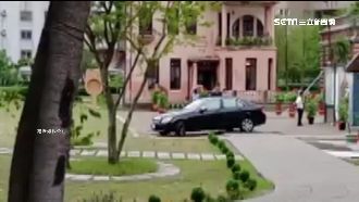 百萬車闖「古蹟」　亂轉毀人行道石板