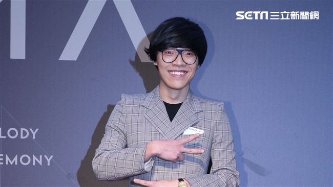 盧廣仲棄招牌短褲　帥氣西裝步紅毯