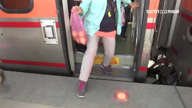 台中車站月台高低差　嬤摔傷慘掀腿皮
