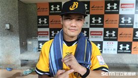 王勝偉生涯百觸。（圖／記者王怡翔攝）