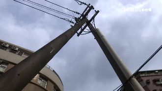 超歪腰電線桿嚇人　台電：正常工法啦
