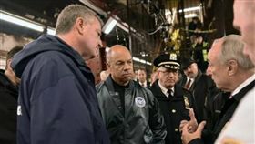 ▲紐約市長白思豪（左）巡視紐約地鐵，居然等了三個班次才搭上車，對大都會運輸署（MTA）開重砲。（圖／翻攝自tumblr）