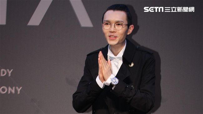 方大同長版西裝亮相　包頭模樣好帥萌