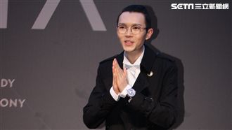 方大同長版西裝亮相　包頭模樣好帥萌