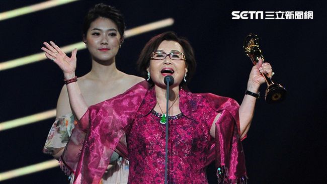 奪特別貢獻獎　紀露霞：希望能繼續唱