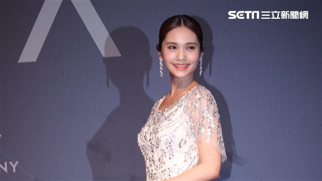 楊丞琳水鑽女神裝登場　甜集氣吳青峰