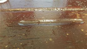 特技,校園,課桌椅,凹槽,立椅子,椅子,學生　圖／翻攝自爆廢公社