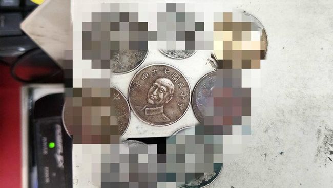 店員無奈收毀損硬幣　網友出奇招反制