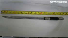 警方稍早逮捕涉案的吳姓男子並起出改造手槍、短武士刀各1把。（圖／翻攝畫面）