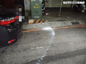 警方在現場發現燃燒過的信號彈。（圖／翻攝畫面）