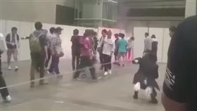 日偶像「櫸坂46」辦握手會　男攜刀、信號彈想殺成員遭逮
圖／翻攝自Twitter 話題の動画 YouTube
https://www.youtube.com/watch?v=tyOQ5MnwtDA