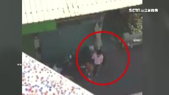 女兒遭愛慕者搭訕　父當街狠揍少年