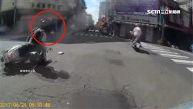 路口驚險迴轉害撞 