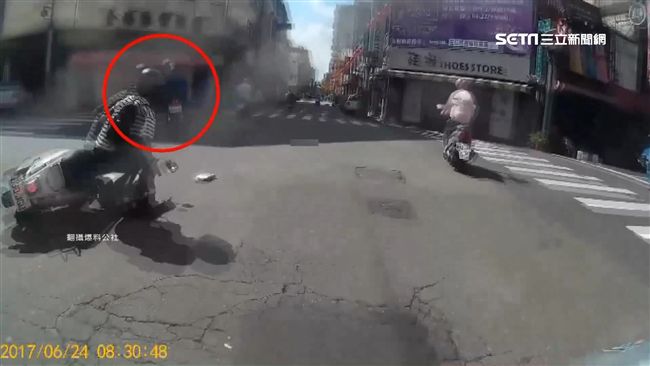 路口驚險迴轉遭撞　大B穩住照騎不倒