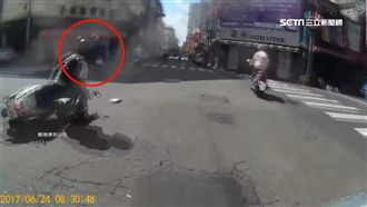 路口驚險迴轉遭撞　大B穩住照騎不倒