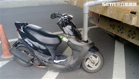 蔡男不明原因撞上違停在槽化線上的灑水車。（圖／翻攝畫面）