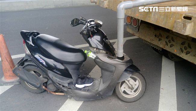 騎士不慎撞上違停灑水車　命危搶救中