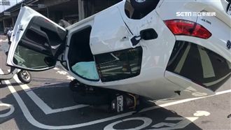 天外飛來一輛車　騎士慘被轎車壓頂