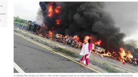 巴基斯坦油罐車翻覆爆炸／翻攝自aljazeera