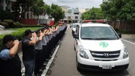 警暴雨執勤傷重不治　同袍列隊致敬「任務結束了」(圖/苗栗警察分局粉絲團)
