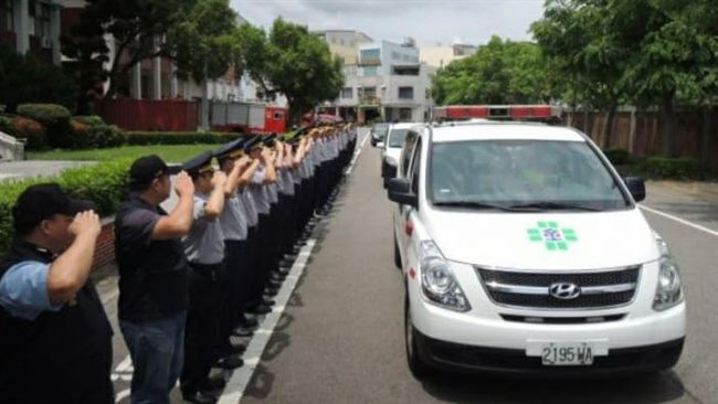 警暴雨執勤殉職　同袍列隊致敬回家了