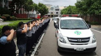 警暴雨執勤殉職　同袍列隊致敬回家了