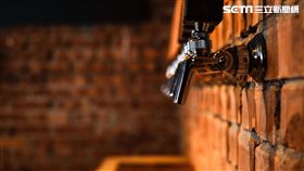 臺虎精釀插旗台中！壓一下，啤酒就從紅磚牆湧出來 