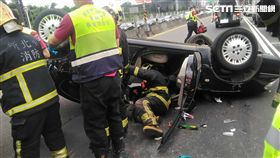 警消人員利用破壞器材破壞車門將林男救出。（圖／翻攝畫面）