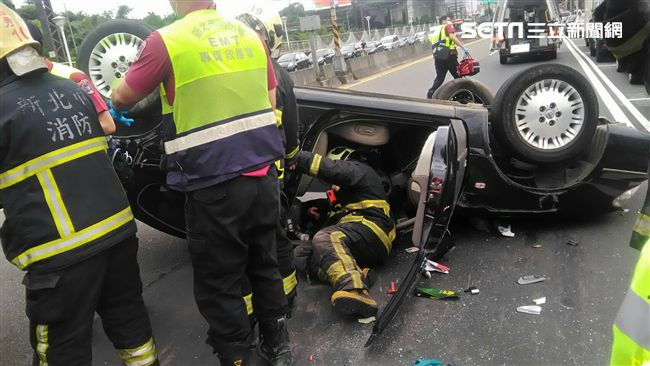 醉漢不勝酒力撞臨停車　翻覆馬路中央