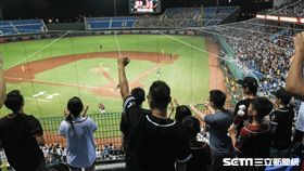 桃園棒球場全猿主場。（圖／記者林敬旻攝）