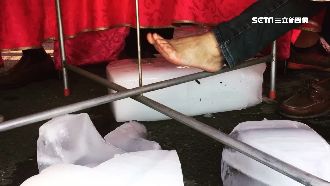 獨／喜宴熱到炸　桌下冰磚幫賓客降溫