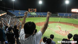 桃猿季冠軍　換來鄭文燦LED看板