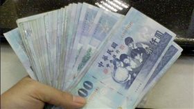 薪水、薪資、鈔票／flickr／歐蒐雷米歐／https://flic.kr/p/AnBdb