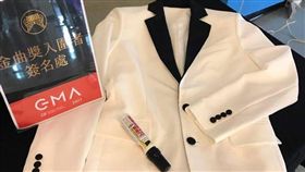 今年所有入圍者特別有個簽名創作，就是要在入場處特別設置的「簽名櫃台」，讓所有入圍者在服裝上留下簽名，共同完成這件獨一無二的簽名「藝術品」西裝