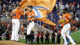 ▲鈴木一朗在球隊贏球後與隊友慶賀。（圖／美聯社／達志影像）