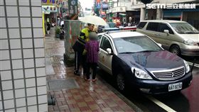 員警開巡邏車護送陳婦前往醫院就診。（圖／翻攝畫面）