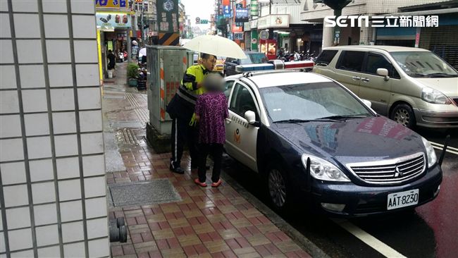 婦就醫遇大雨　暖警熱心撐傘協助