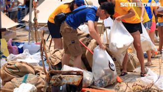 頂著烈陽大伙來淨灘　還海洋美麗環境