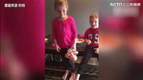 自己拔牙好可怕 弟弟神手一拉秒成功。（圖／翻攝自秒拍）