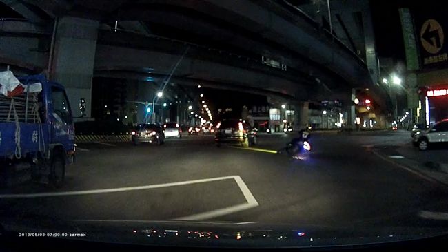 汽車突打右轉燈　騎士煞車自摔插車底