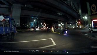 汽車突打右轉燈　騎士煞車自摔插車底
